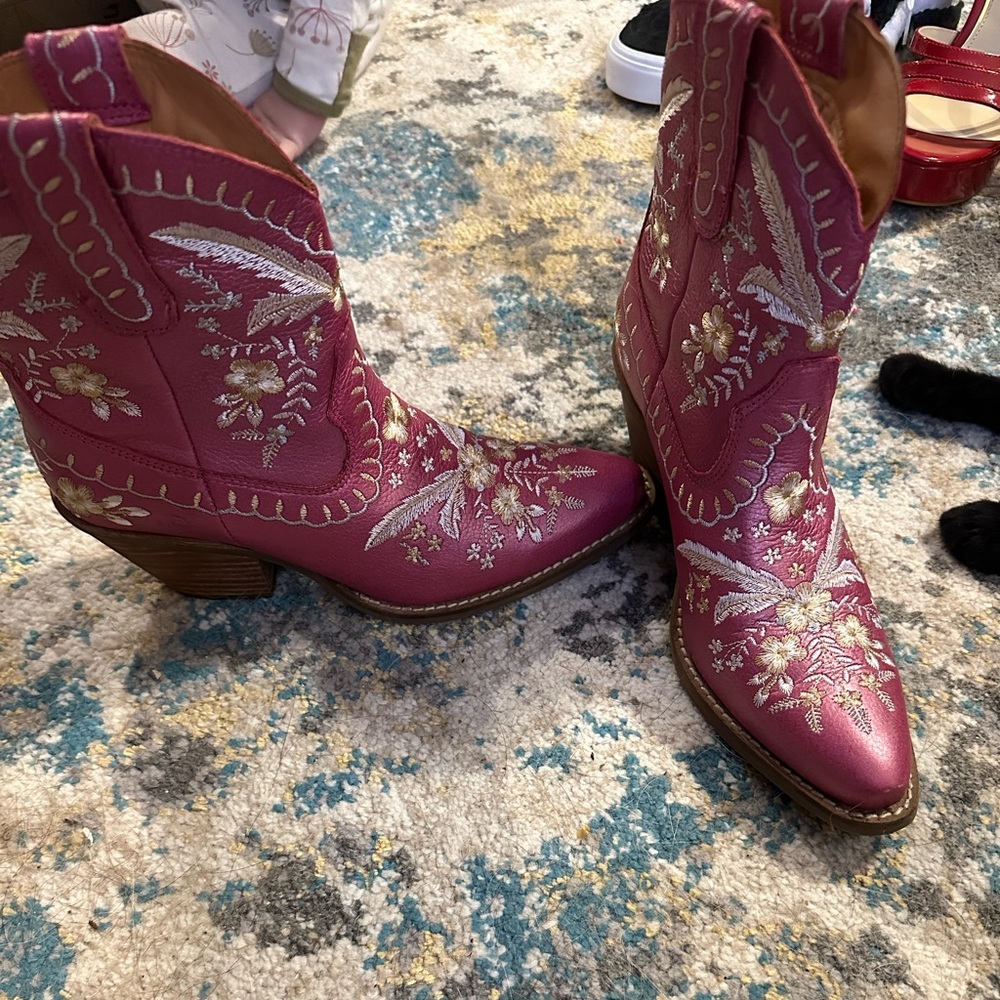 Dingo pink booties like new! Warn wance to a concert